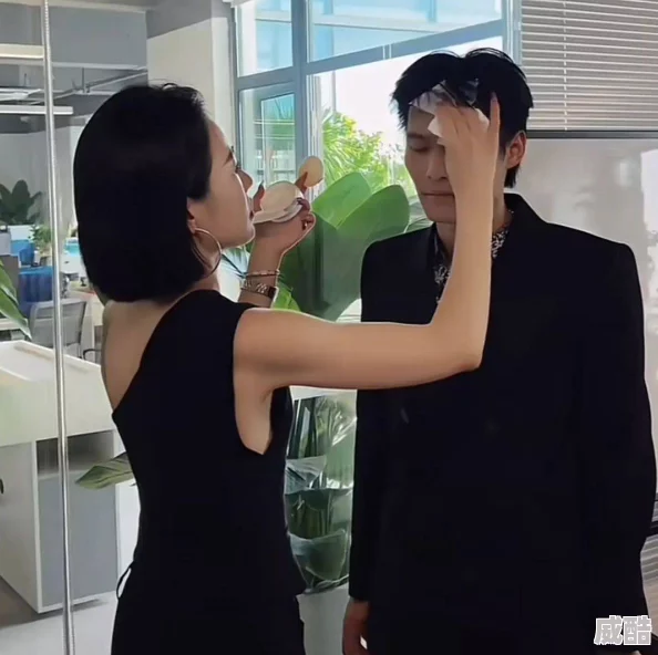 九一果冻制作厂老板与明星绯闻曝光，员工内部爆料称其私下频繁约会知名影视演员