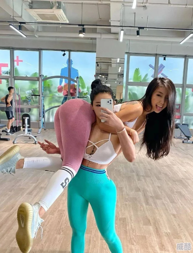 蜜臀一曲二曲：全新舞蹈挑战引发热潮，网友纷纷模仿分享精彩瞬间！