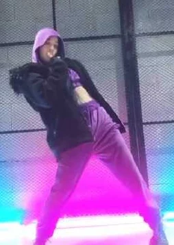 蜜臀一曲二曲：全新舞蹈挑战引发热潮，网友纷纷模仿分享精彩瞬间！