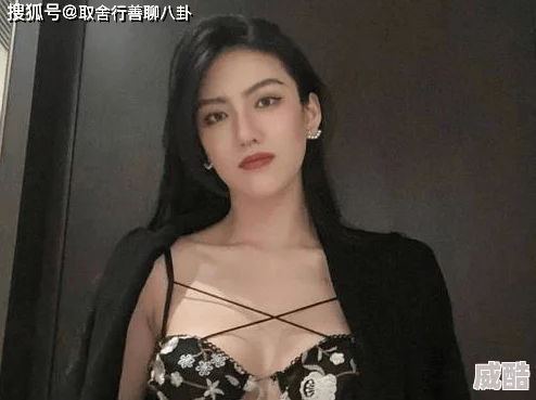 美女漏胸视频引发热议，网友纷纷评论其背后的社会现象与文化影响，讨论尺度与审美的边界