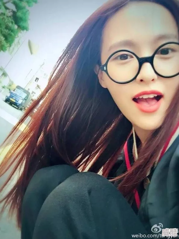妇女自拍偷自拍亚洲精品惊爆！竟然在公共场合大胆拍摄引发围观，网友热议其勇气与隐私界限的争论不断升级