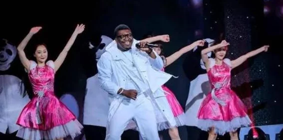 我的黑人男友近日我们一起参加了一个音乐节，享受了美妙的现场表演和热情的氛围