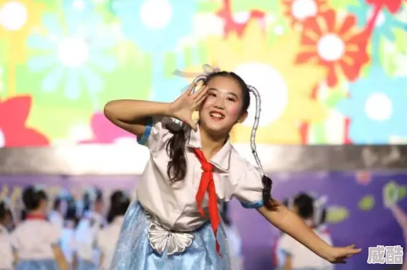 婷婷6月最近婷婷参加了一场精彩的音乐会，现场气氛热烈，观众们纷纷为她的表演喝彩。