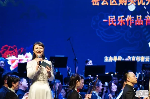 婷婷6月最近婷婷参加了一场精彩的音乐会，现场气氛热烈，观众们纷纷为她的表演喝彩。